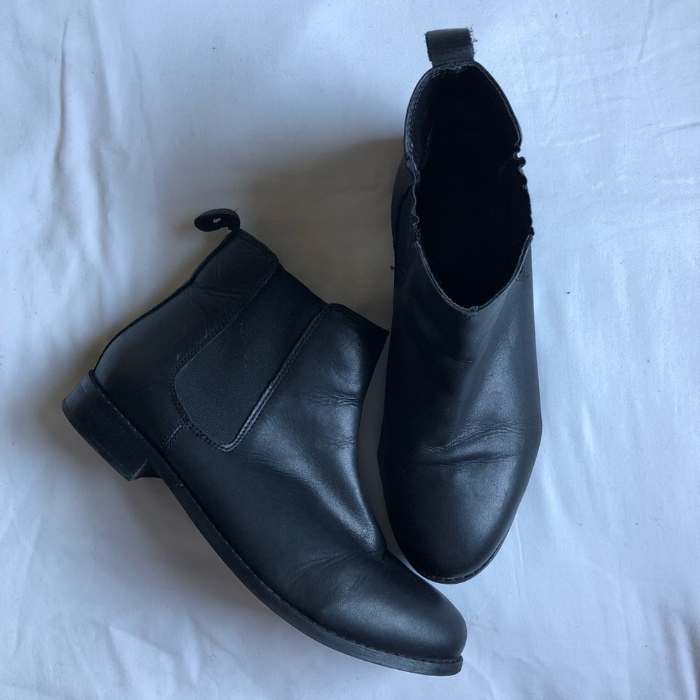 SOLD! Topshop Black Chelsea Leather Booties - Picture 3 of 8